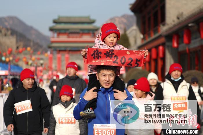 北京民众登长城年欢度佳节登高望远北京民众