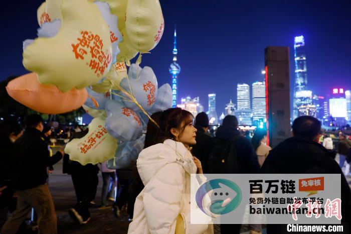 跨年夜流光溢彩跨年夜黄浦江两岸夜