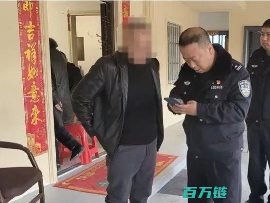 警察突袭抓捕现场震撼全桌 惊魂初一饭局 女子男友逃犯身份曝光 (警察突袭抓捕怎么抓)